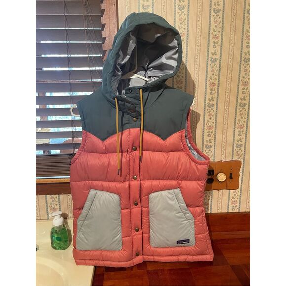 Patagonia Woman’s Bivy Hooded Down Vest Sz L Sold Out Burl Red - Picture 1 of 13